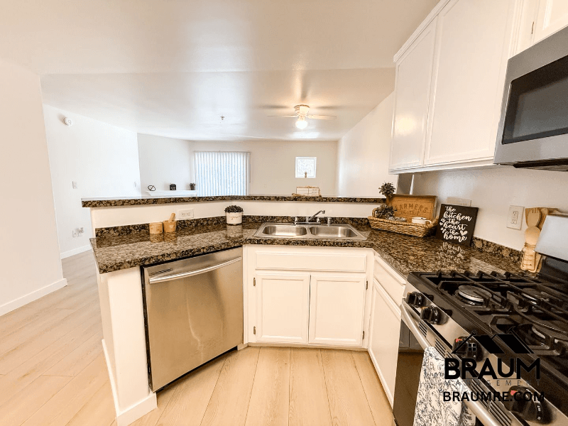 Winnetka Apartment: 7323 Winnetka Ave
