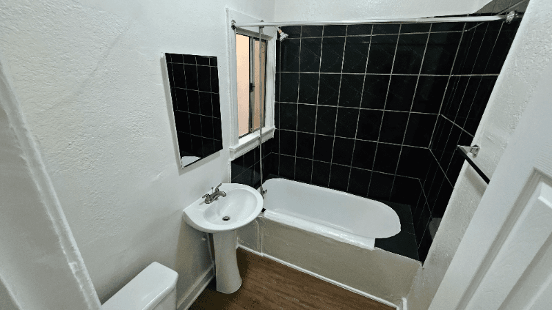 Los Angeles Apartment: 1185 E Vernon Ave Los, 3
