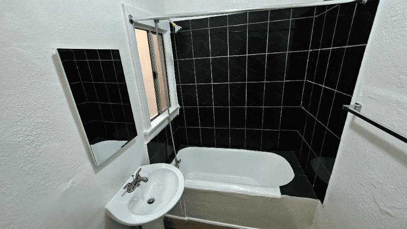 Los Angeles Apartment: 1185 E Vernon Ave Los, 3