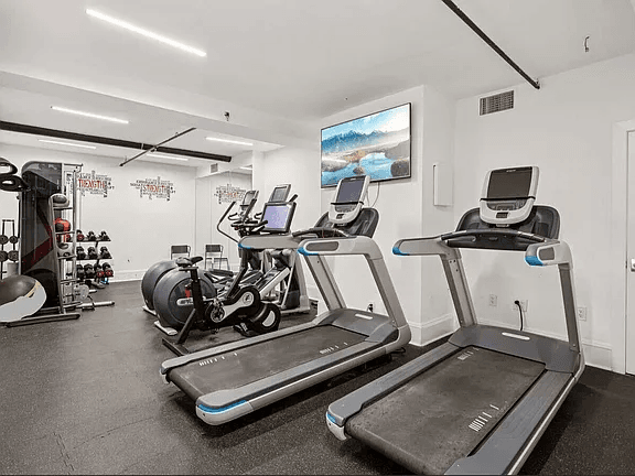 Philadelphia Apartment: 2220 Walnut St