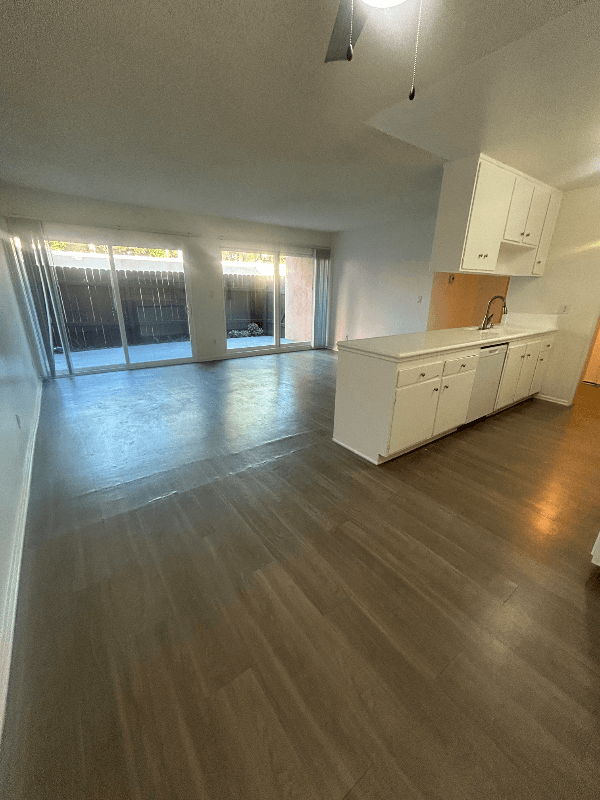 Chatsworth Apartment: 10200 De Soto Ave