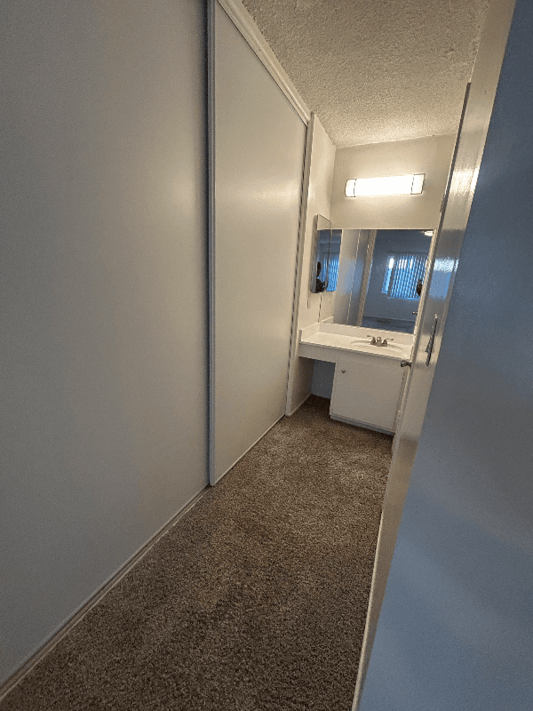 Chatsworth Apartment: 10200 De Soto Ave