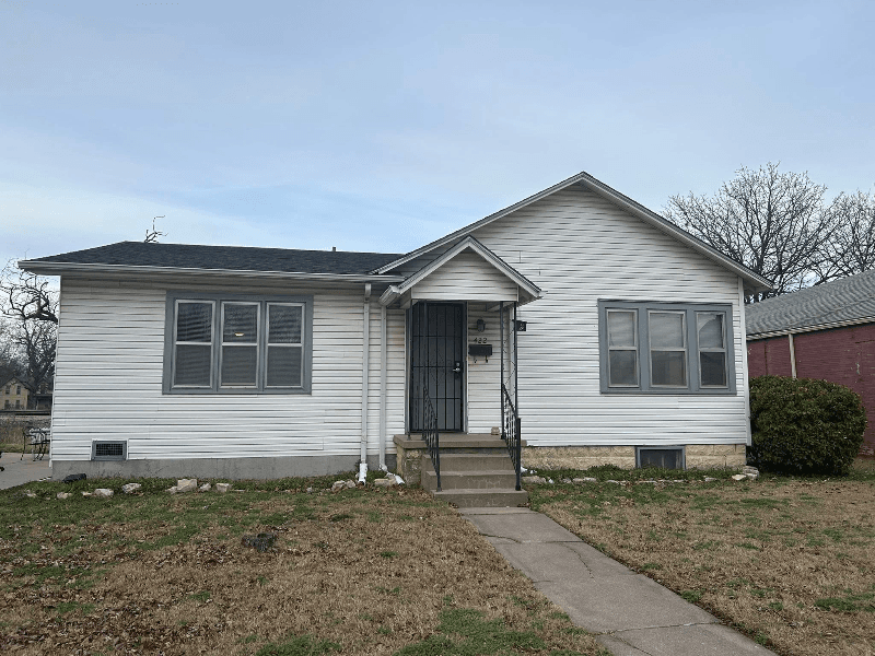 Newton House: 422 E Broadway St