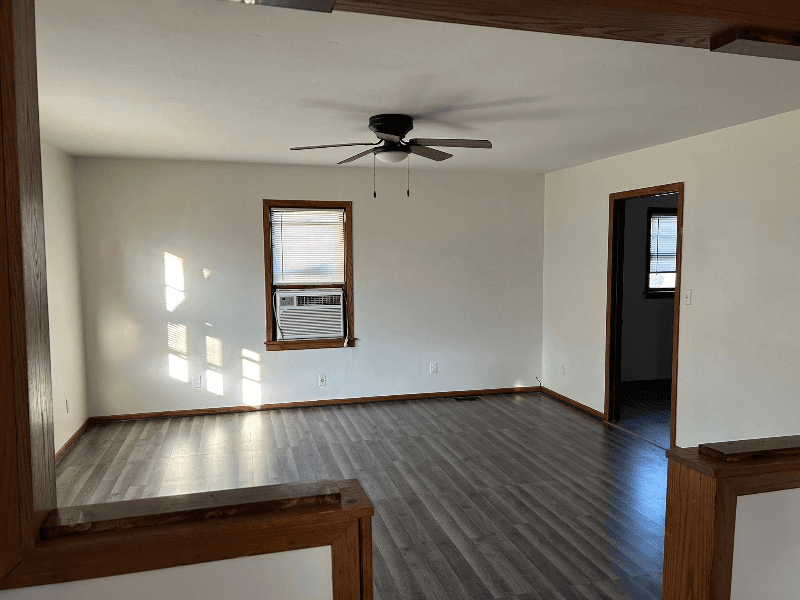 Newton House: 422 E Broadway St