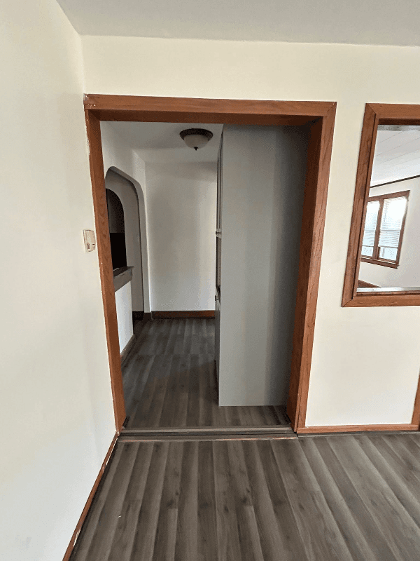 Newton House: 422 E Broadway St