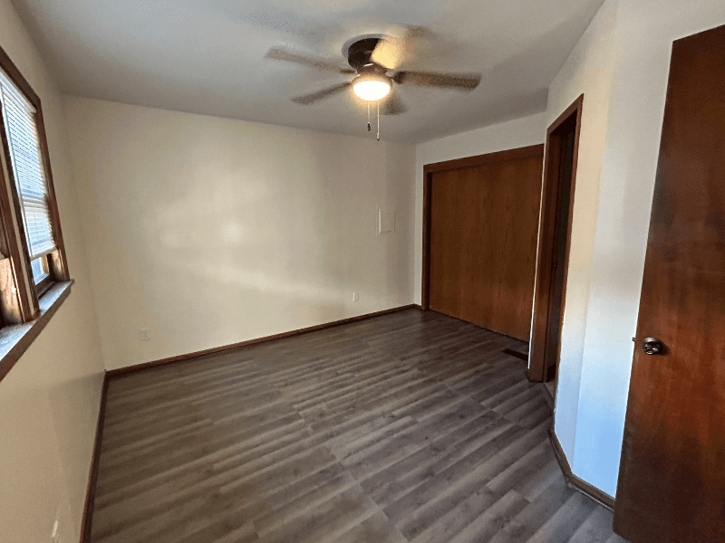 Newton House: 422 E Broadway St