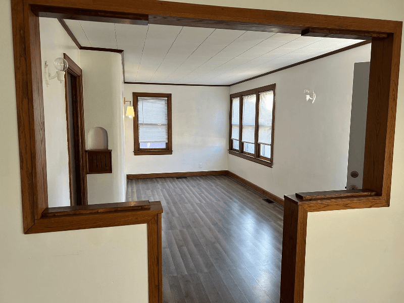 Newton House: 422 E Broadway St