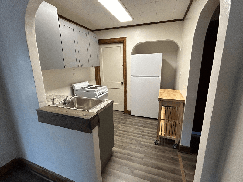 Newton House: 422 E Broadway St