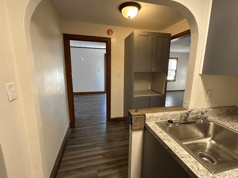 Newton House: 422 E Broadway St