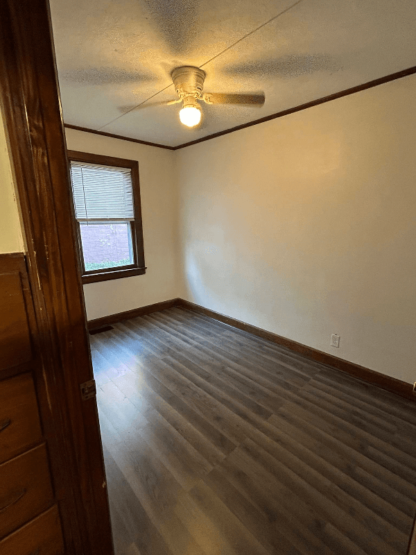 Newton House: 422 E Broadway St