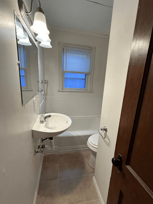 Newton House: 422 E Broadway St