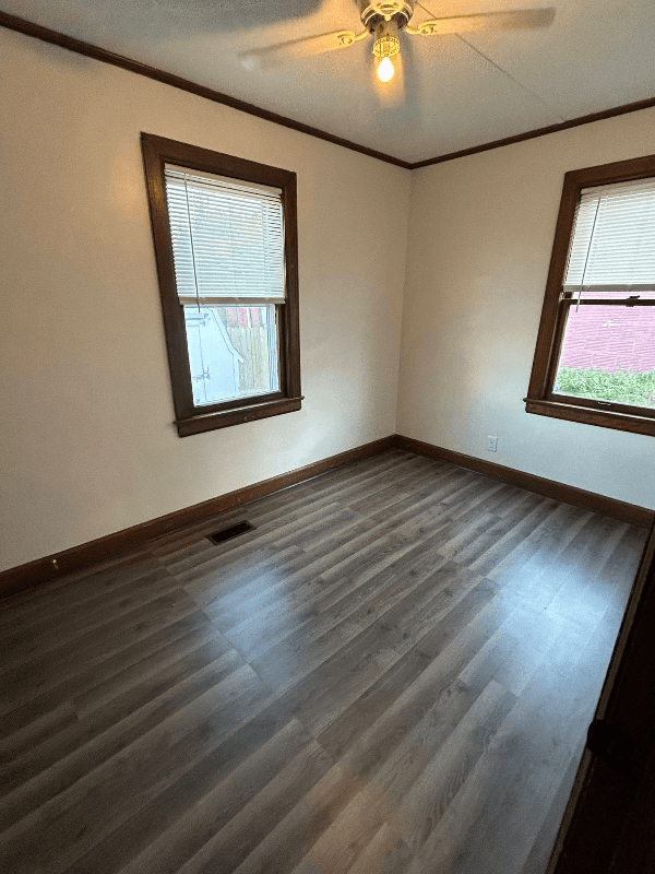 Newton House: 422 E Broadway St