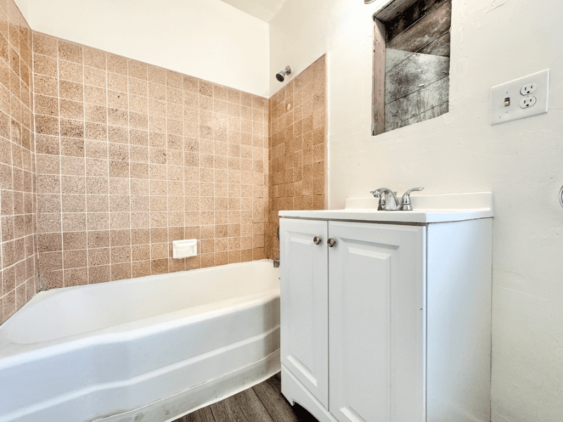 Inglewood Apartment: 636 Aerick St