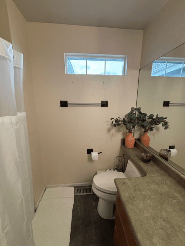 Thornton Single Room: 10144 Madison Street