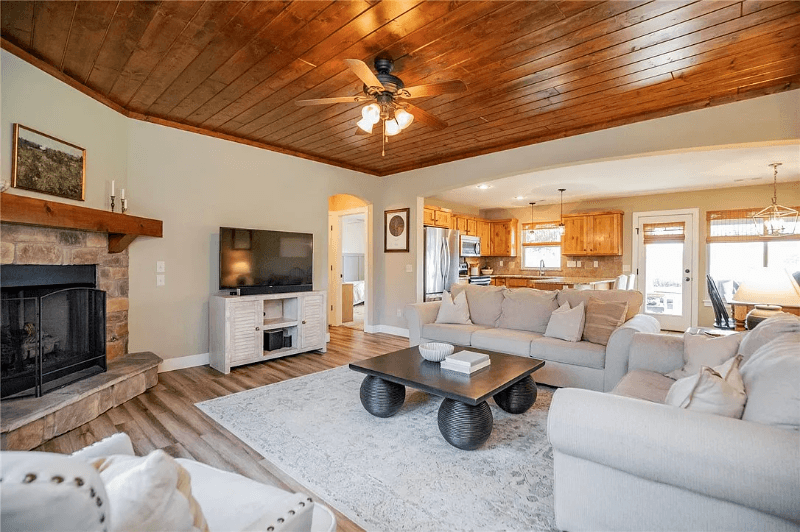 Cave Springs House: 808 Sand St
