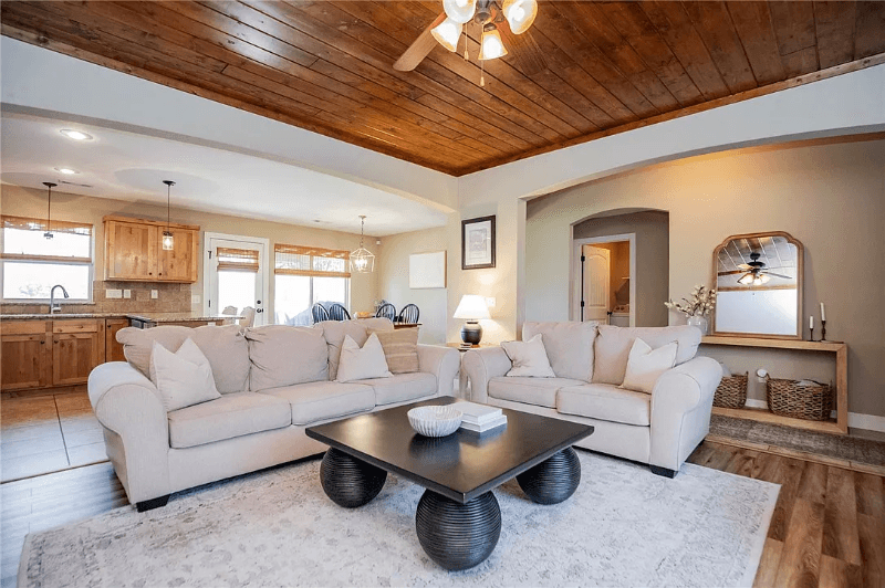 Cave Springs House: 808 Sand St