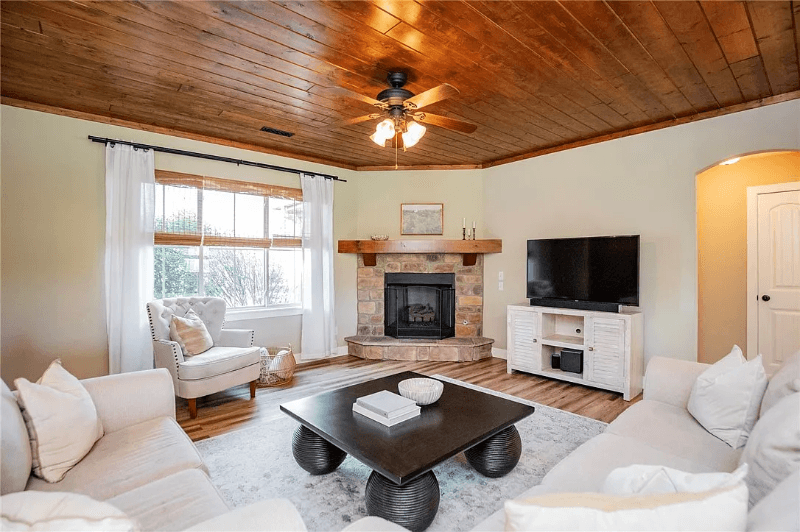 Cave Springs House: 808 Sand St