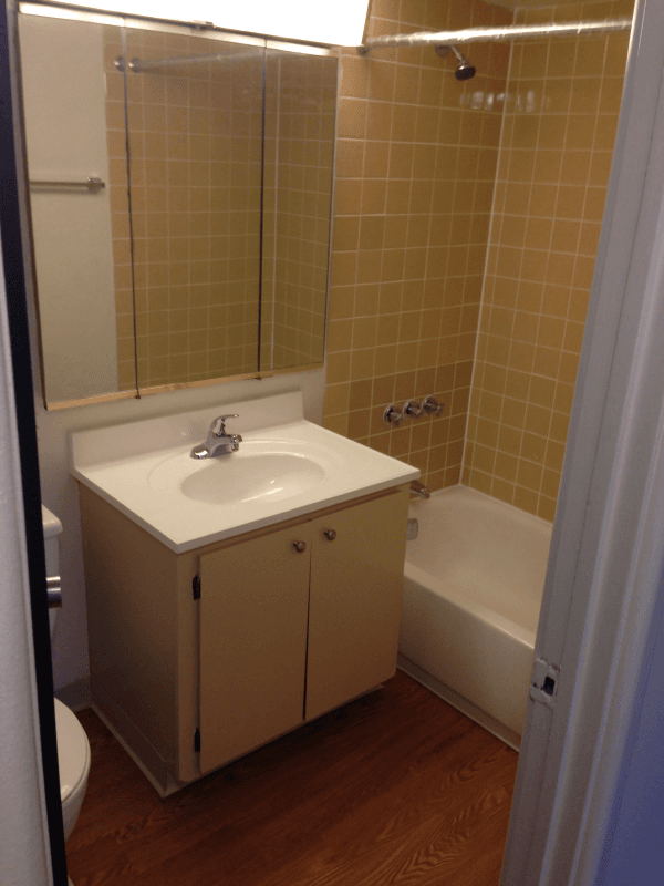 WAUKEGAN Apartment: 336 N Green Bay Road