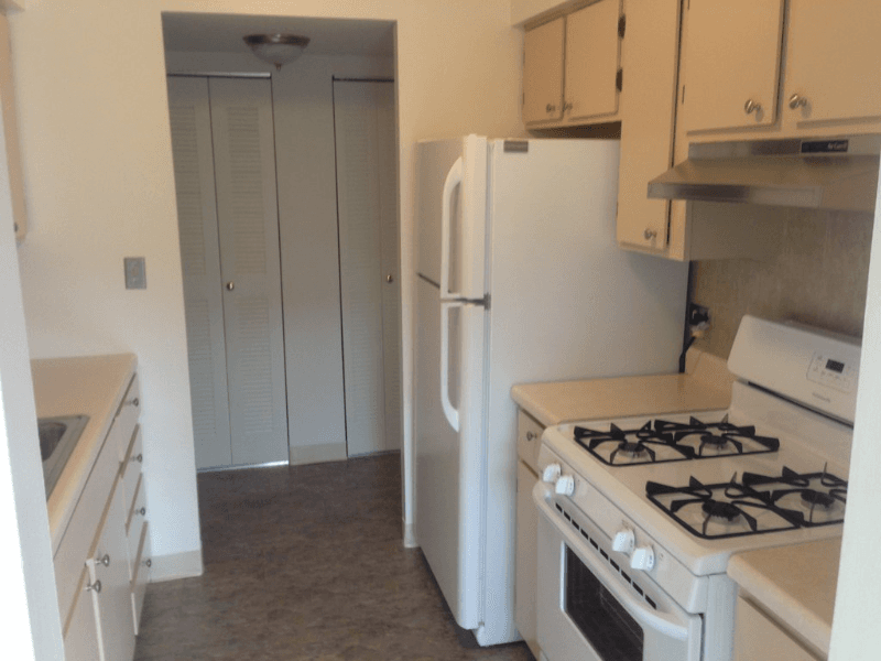 WAUKEGAN Apartment: 336 N Green Bay Road
