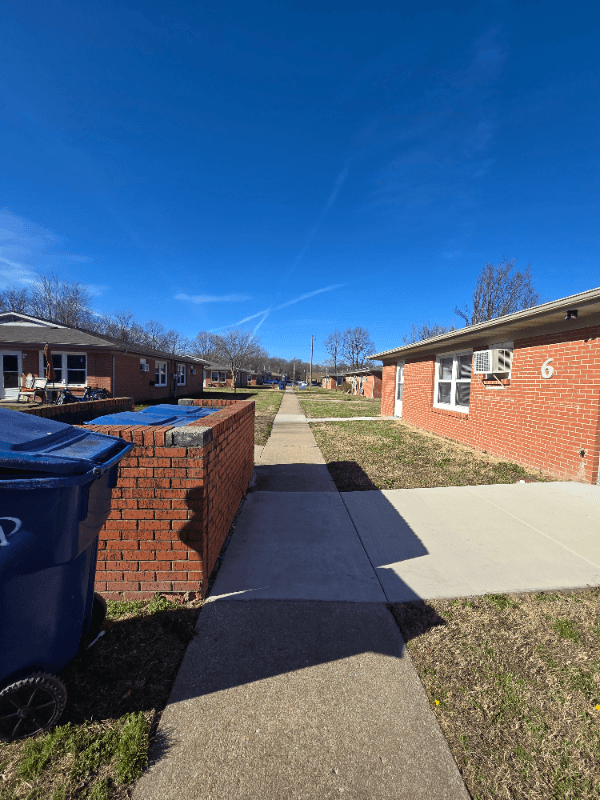 Sarcoxie Apartment: 400 E. High