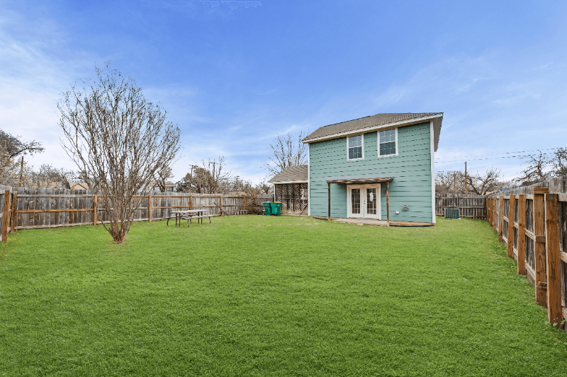 Belton House: 1124 N Penelope St