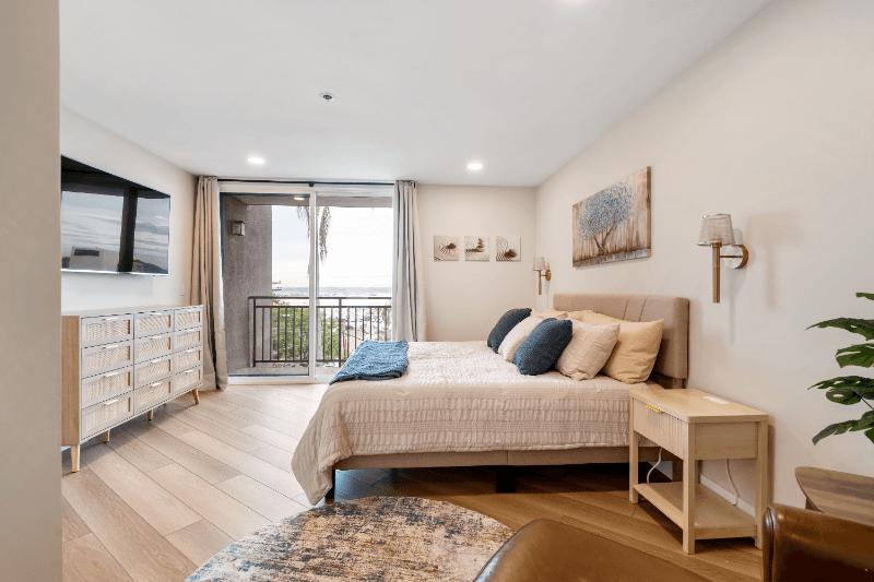 San Diego Condo: 2414 Front St