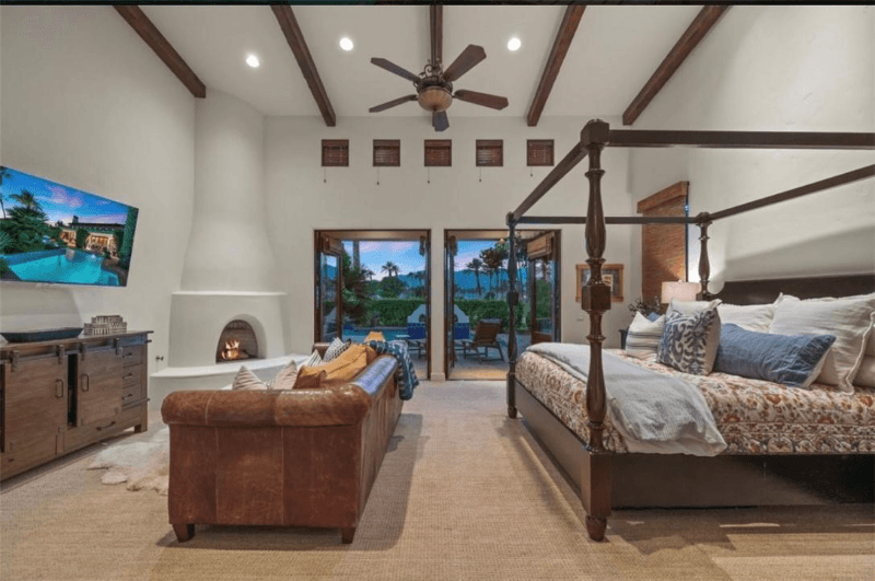 La Quinta House: 56145 Village DR
