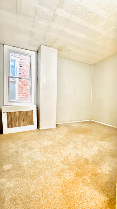 Saint Clair House: 13 N 2nd St