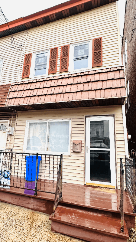 Saint Clair House: 13 N 2nd St