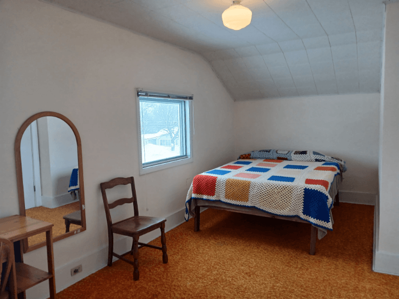 Newberry Single Room: 321 W McMillan Ave