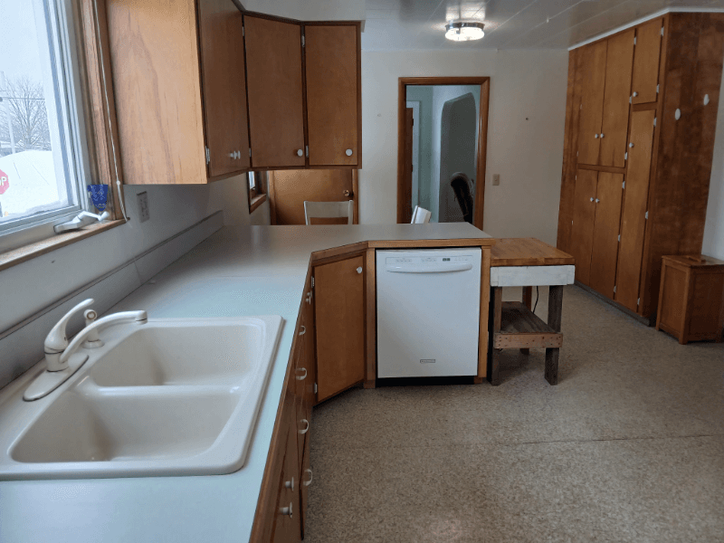 Newberry Single Room: 321 W McMillan Ave