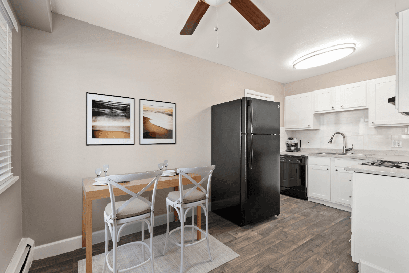 Brighton Apartment: 101 W Egbert St