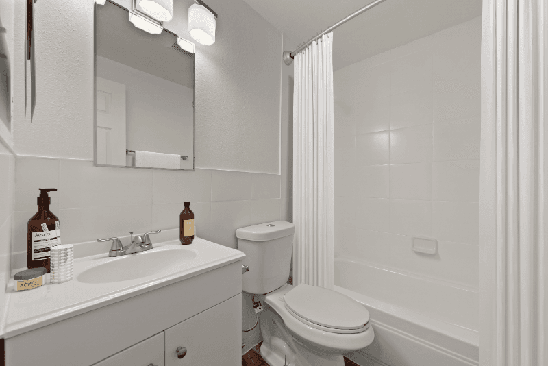Brighton Apartment: 101 W Egbert St