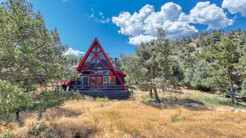 Howard House: 115 Loop Dr