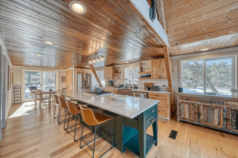 Howard House: 115 Loop Dr