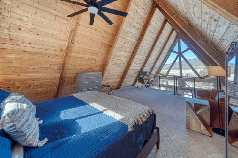 Howard House: 115 Loop Dr