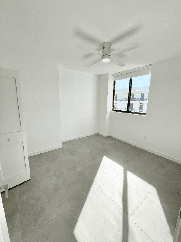 Hollywood Apartment: 1940 Van Buren Street
