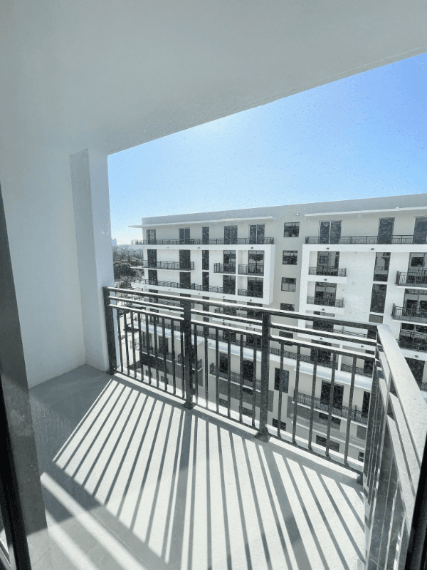 Hollywood Apartment: 1940 Van Buren Street