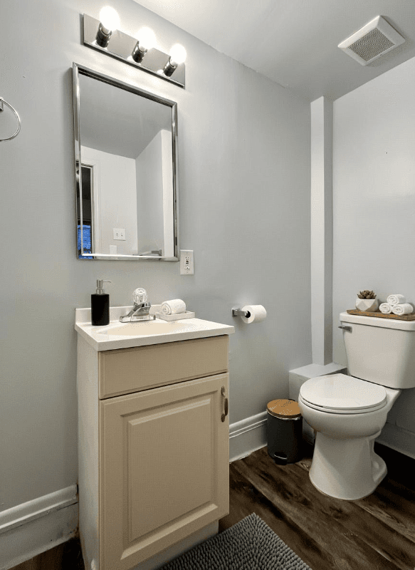 Lincoln Park Apartment: 1312 Hanford