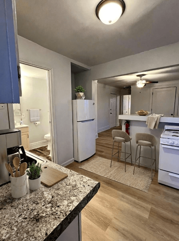 Lincoln Park Apartment: 1312 Hanford