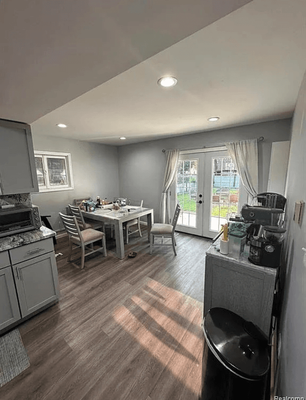 Dearborn Heights House: 24620 Stanford St
