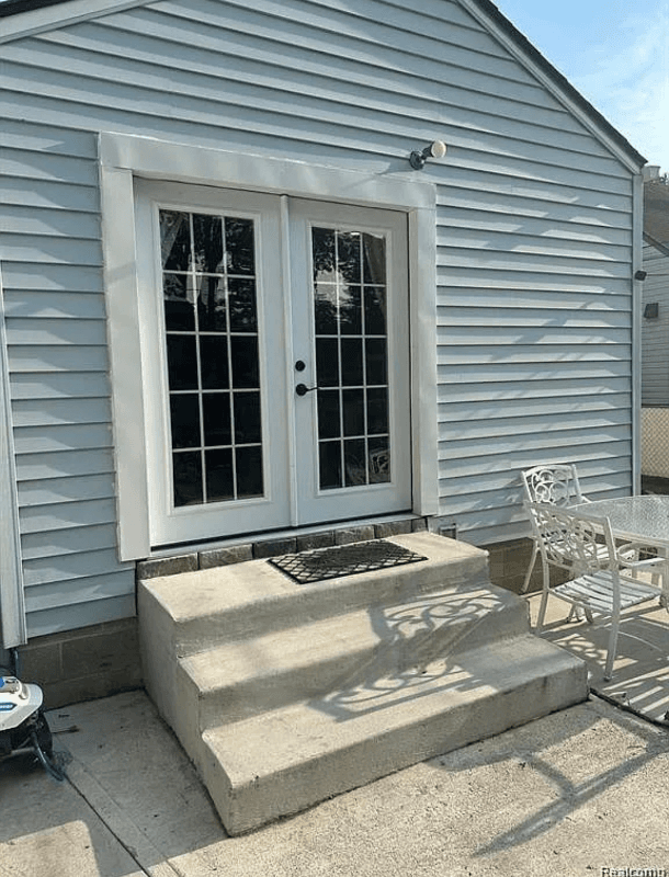Dearborn Heights House: 24620 Stanford St