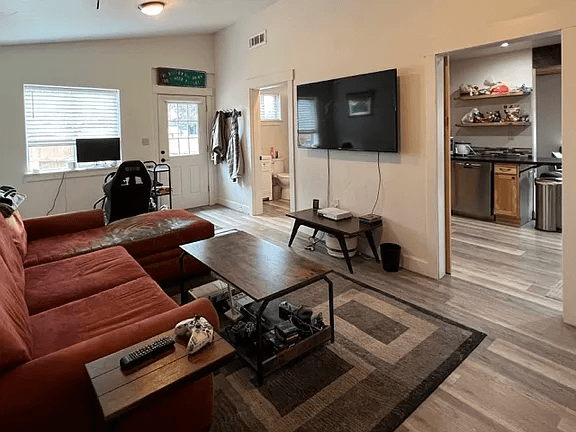 Bend House: 61555 se Alstrup Road