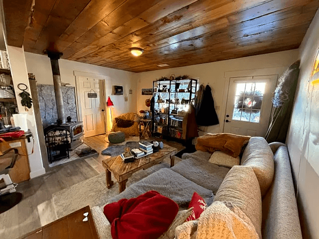 Bend House: 61555 se Alstrup Road