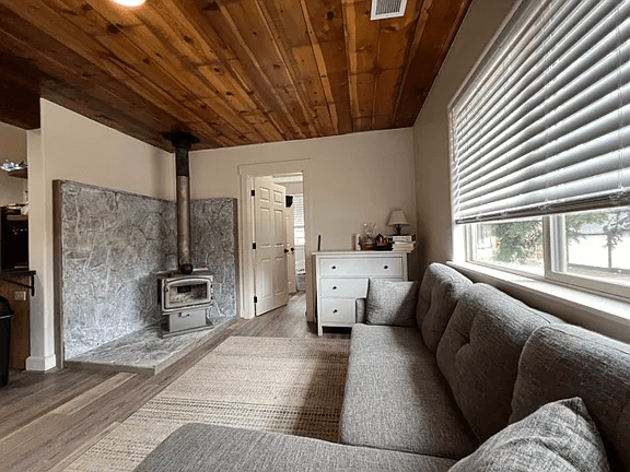 Bend House: 61555 se Alstrup Road