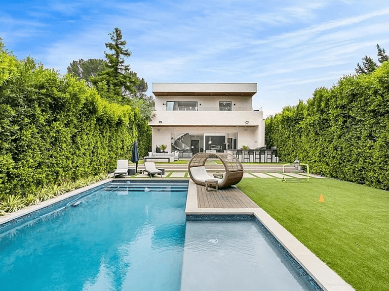 Sherman Oaks House: 15231 Greenleaf St