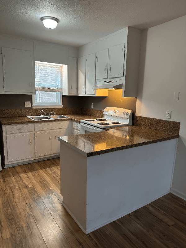 Lenoir Apartment: 1923 Norwood St.