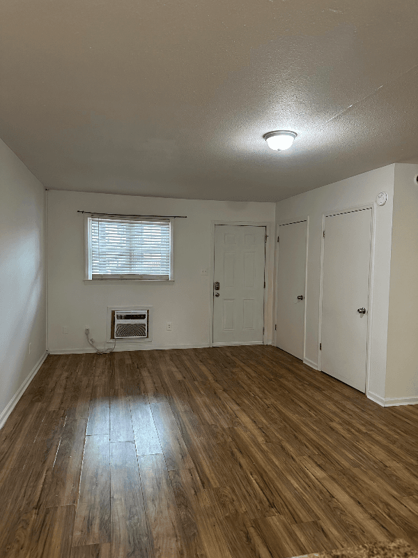 Lenoir Apartment: 1923 Norwood St.