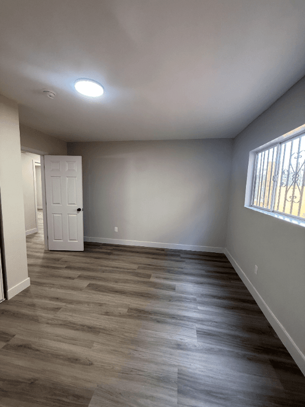 Los Angeles Apartment: 1443 w 105th St