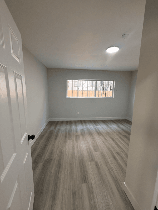 Los Angeles Apartment: 1443 w 105th St